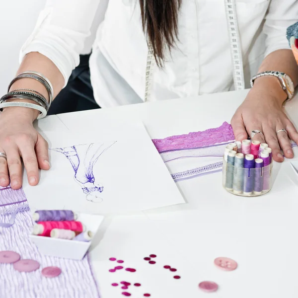 Designer feminino mãos com esboços — Fotografia de Stock
