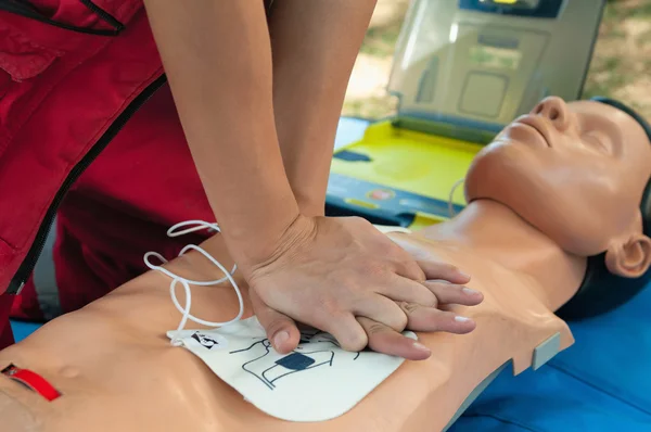 Procedura di rianimazione del defibrillatore paramedico — Foto Stock