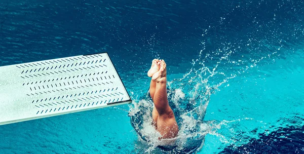 Female diver jumping from platform — Stock Photo, Image