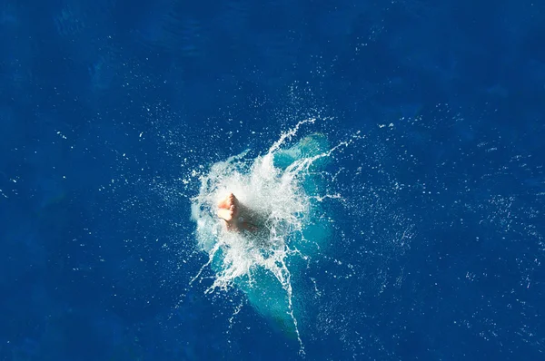 Vrouwelijke duiker invoeren van water — Stockfoto