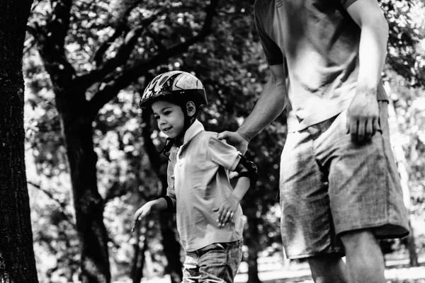 Rapaz aprendendo patinação rolo no parque — Fotografia de Stock