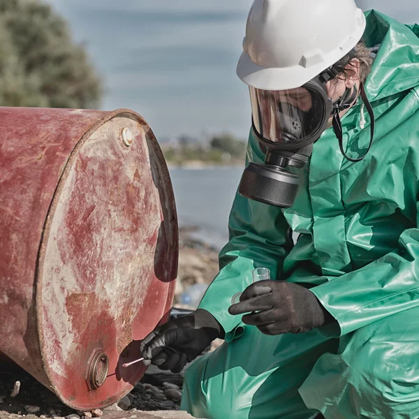 Δείγμα λαμβάνοντας Λειτουργός ελέγχου της ρύπανσης — Φωτογραφία Αρχείου