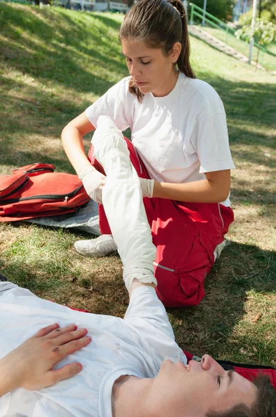 First aid treatment of injured patient — Stock Photo, Image