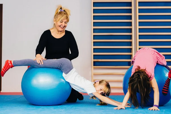 Physiotherapeutin arbeitet mit kleinen Mädchen — Stockfoto