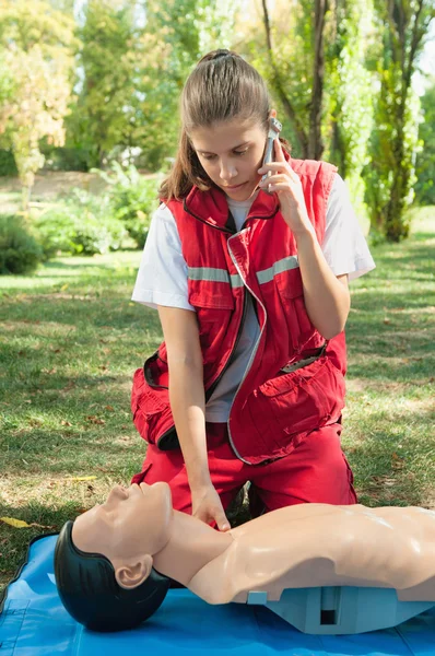 Miembro del ejercicio médico simulado de primeros auxilios — Foto de Stock