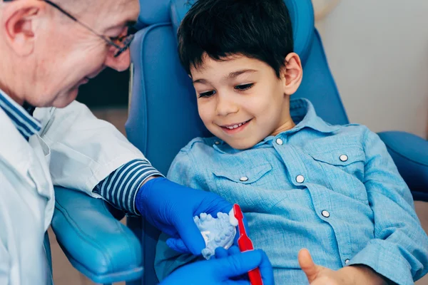 Dentist with little boy — Stock Photo, Image