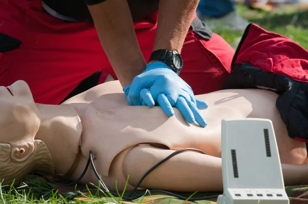 Donna paramedica che pratica la compressione toracica — Foto Stock