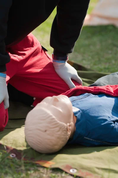 Sanitäter über Attrappe bei Wiederbelebungstraining — Stockfoto