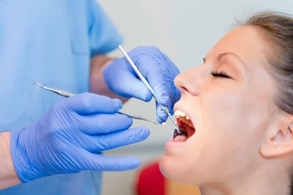 Dentista preparando o paciente para o preenchimento — Fotografia de Stock