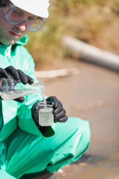 Ambientalista examinando el agua — Foto de Stock