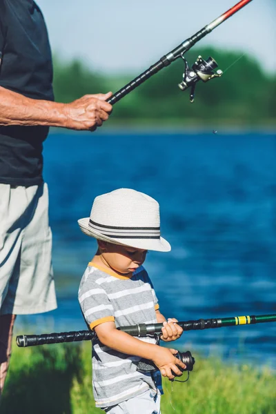 Nonno con nipote pesca — Foto Stock