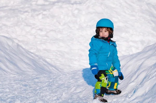 Netter Junge steht im Schnee — Stockfoto