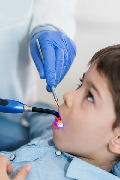 Οδοντίατρος ξήρανσης αγόρι δόντι — Φωτογραφία Αρχείου