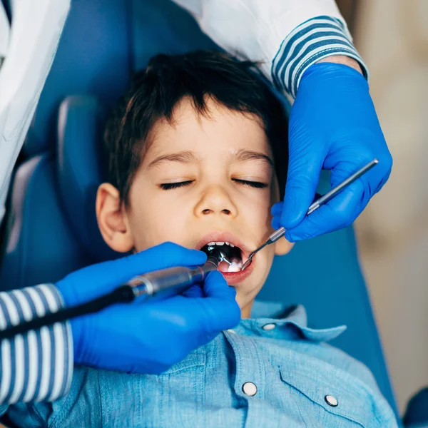 Dentysta wiercenia zęba chłopiec — Zdjęcie stockowe