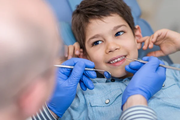 Jongetje op tandheelkundige regelmatige check-up — Stockfoto