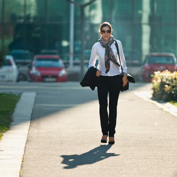 Бізнес-леді, що йде по міській вулиці — стокове фото