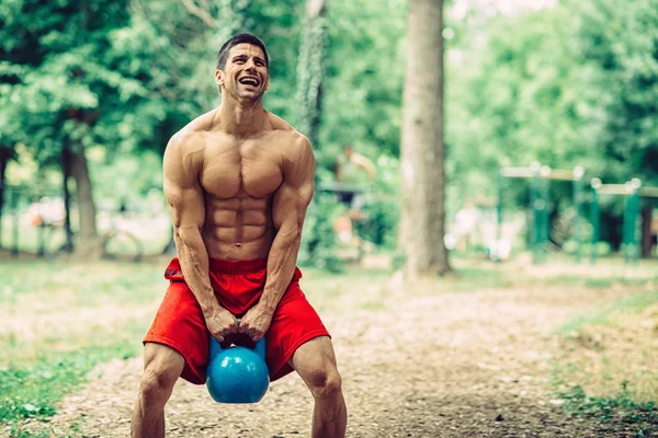 Atleta Crossfit con campana del bollitore — Foto Stock