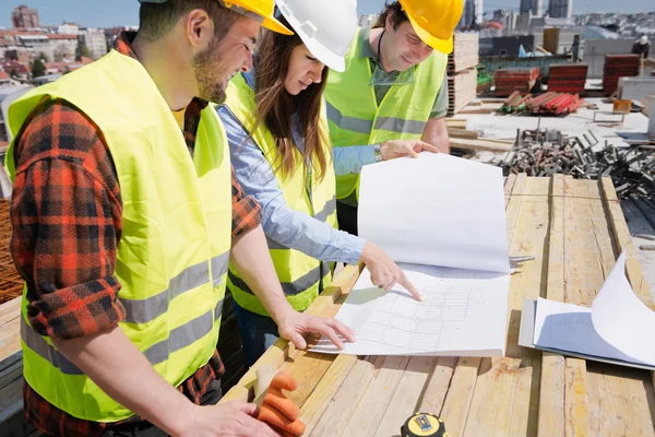 Architect having meeting with construction team — Stock Photo, Image
