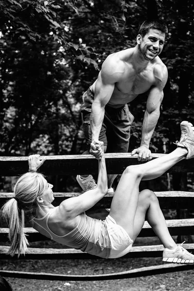 Paar turnt auf Fitnessparcours — Stockfoto