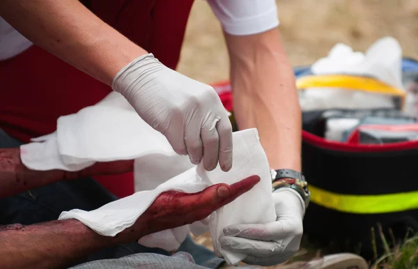 Behandling av en handskada — Stockfoto