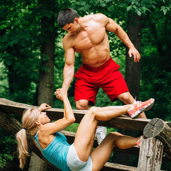 Paar trainiert auf Fitnessparcours — Stockfoto