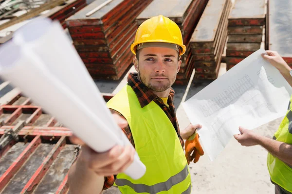 Bauarbeiter mit Bauplänen — Stockfoto