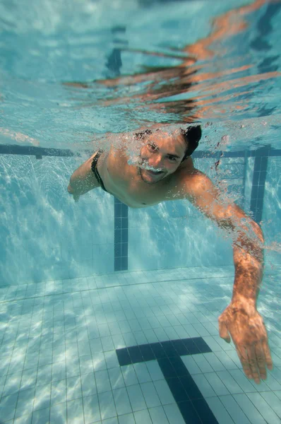 Человек плавает перед ползком в бассейне — стоковое фото