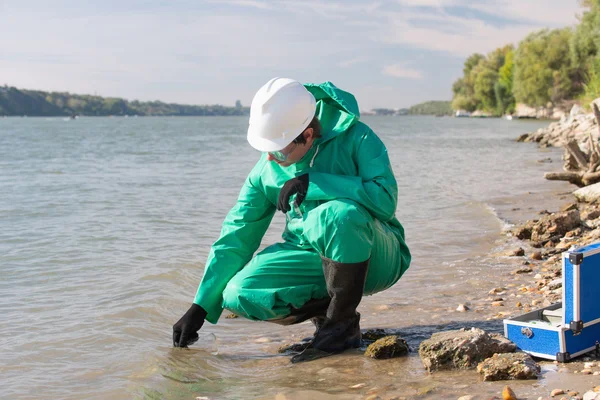 Ispettore della qualità dell'acqua con campione d'acqua — Foto Stock