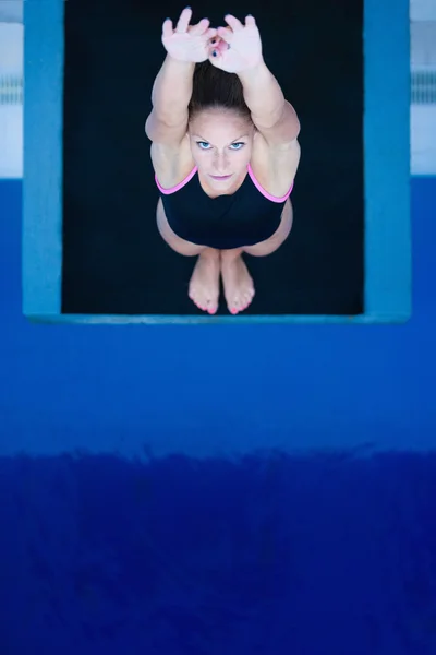 Mergulhador feminino acima da piscina — Fotografia de Stock
