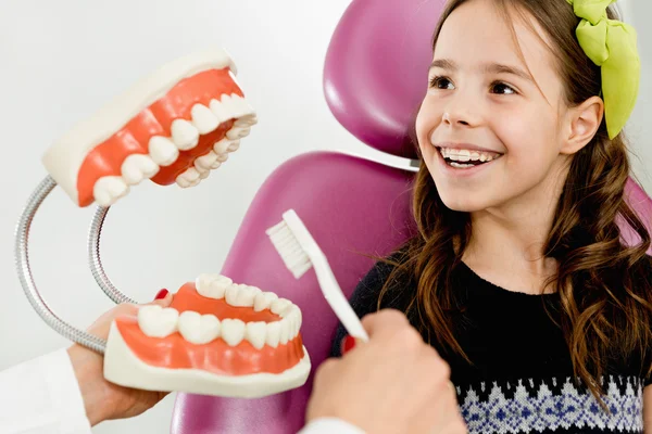Mrňavá holka učení vyčistěte zuby — Stock fotografie