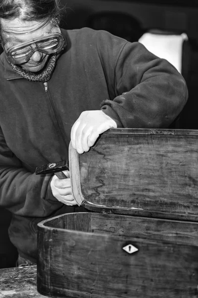 Hombre trabajando con muebles antiguos — Foto de Stock