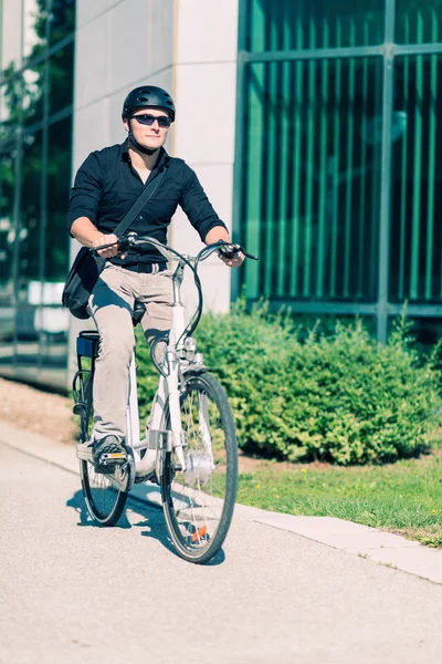 E-bike viajero en la ciudad — Foto de Stock