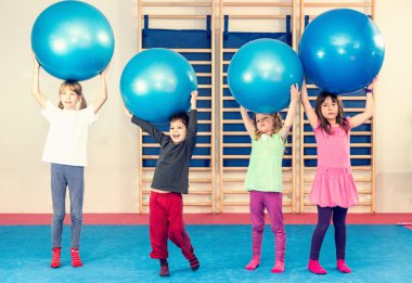 Çocuk fitness topları ile