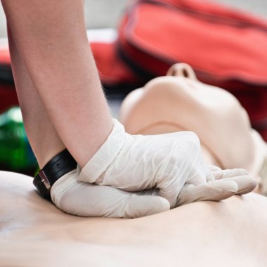 Kalp masajına bebek bebek üzerinde gösteren