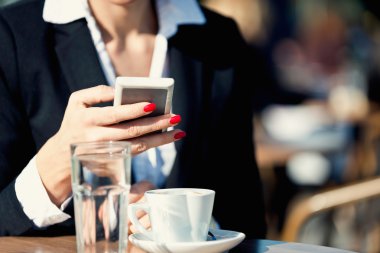 Smartphone kullanarak iş kadını