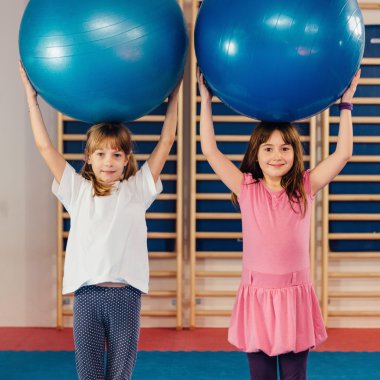 küçük kızlar Fitness toplarla oynuyor