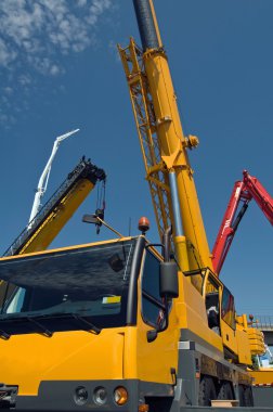 Mobil inşaat vinç