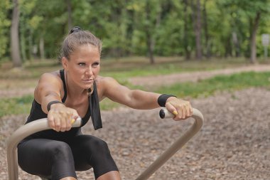 kürek makine üzerinde egzersiz atlet