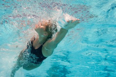 kadın Yüzme freestyle içinde Havuzu