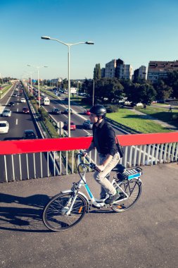adam kullanma Elektrikli bisiklet 