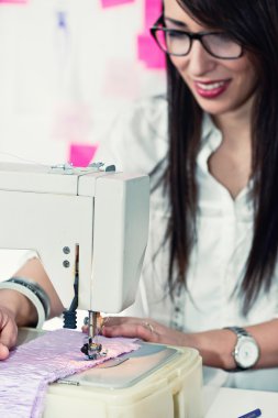 Dikiş makinesiyle çalışan kadın