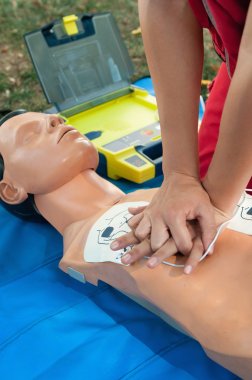 Sağlık görevlisi pratik defibrilatör Cpr prosedürü 