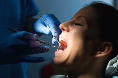 Diş hekimi hazırlanıyor hasta doldurma için