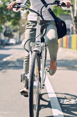 Elektrikli bisiklet kullanarak banliyö 