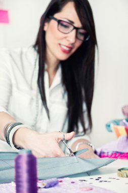 Moda Tasarımcısı makas ile kesme