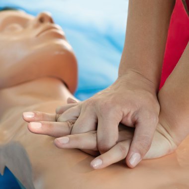 Göğüs sıkıştırma gösteri