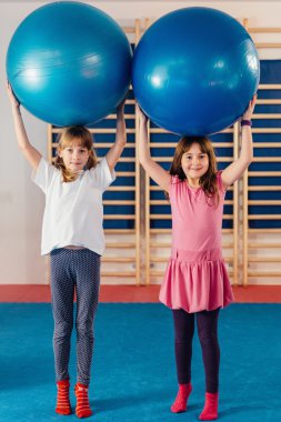 kızlarla fitness topları ile