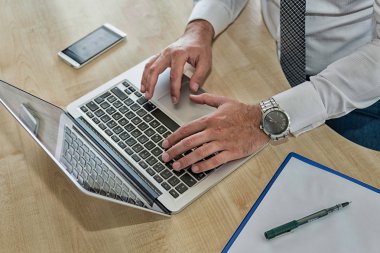 Eller dizüstü bilgisayarda çalışıyor