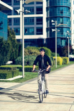 Elektrikli bisiklet kullanan genç adam 