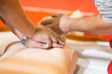CPR mankenle pratik ilk yardım ekibi